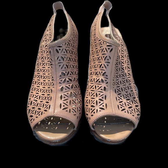 Adrienne Vittadini Laser Cut Tan Nude Slingback Open Toe Heels Size 10 M READ - Picture 3 of 13